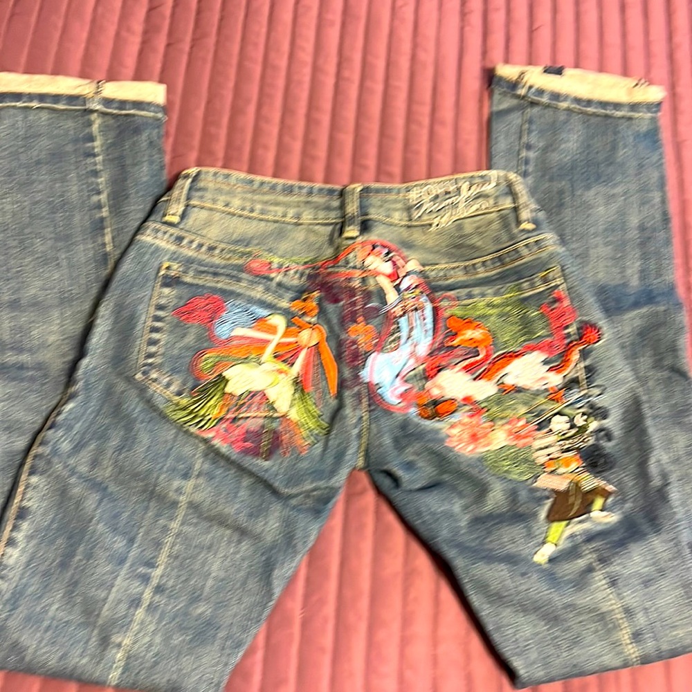 Jeans with beautiful embroidery on the back. Size 26 in great condition.